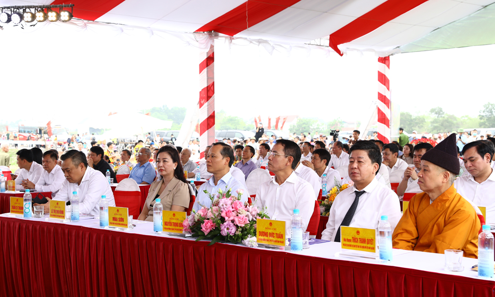 Các đại biểu dự lễ thông xe.